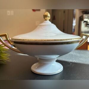Wittelsbach White and Gold Lidded Tureen